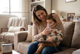 Mãe fazendo inalação com Fluibron A em criança usando máscara pediátrica em casa
