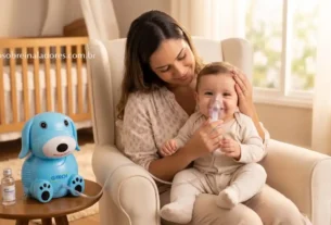 Mãe fazendo inalação com soro em bebê usando máscara infantil em casa